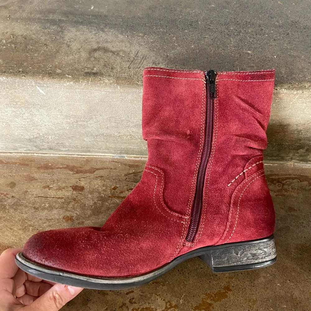 Earth Women's Burgundy Suede Ankle Boots - Picture 6 of 8